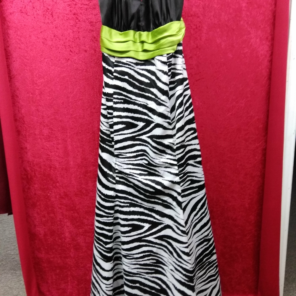 Dresses - Picture 3 of 5
